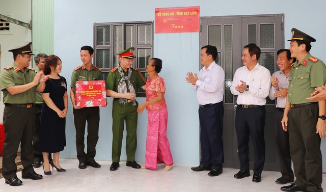 Bộ Công an bàn giao 700 căn nhà cho hộ nghèo ở Bạc Liêu - Ảnh 2.