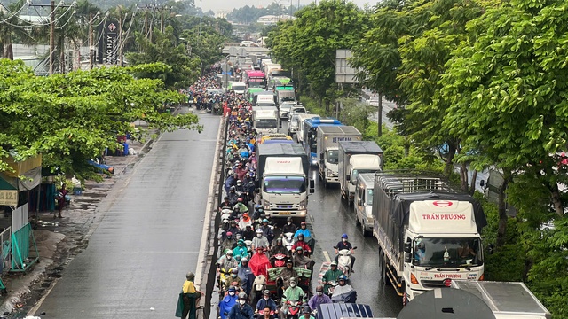 Tai nạn liên hoàn, 3 người thương vong trước chợ đầu mối Thủ Đức - Ảnh 4.