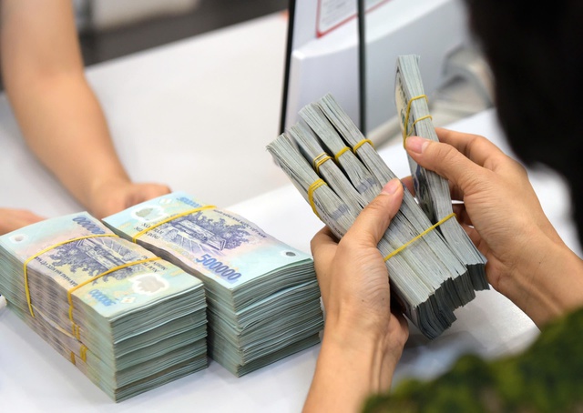Người dân vẫn ùn ùn gửi tiền vào ngân hàng Người dân vẫn ùn ùn gửi tiền vào ngân hàng