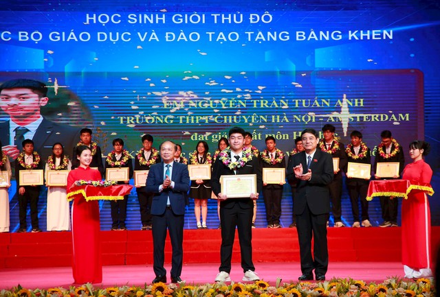 Học sinh tiêu biểu của Hà Nội tri ân cha mẹ, thầy cô Học sinh tiêu biểu của Hà Nội tri ân cha mẹ, thầy cô