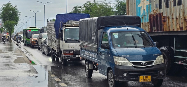 Xe ben cuốn người phụ nữ vào gầm tại giao lộ - Ảnh 2.