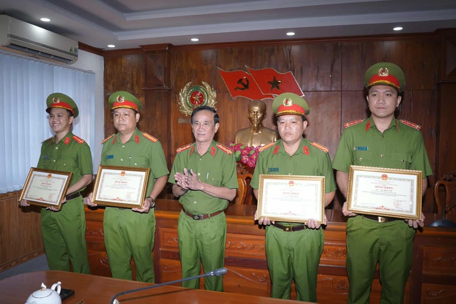 Bắt nghi phạm cướp giật tài sản, dân và công an được khen thưởng Bắt nghi phạm cướp giật tài sản, dân và công an được khen thưởng