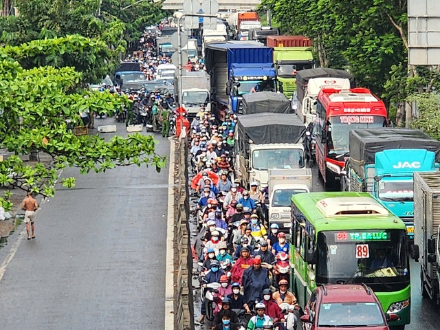 TP.HCM: Tài xế xe tải khai lý do gây tai nạn liên hoàn, 2 người tử vong- Ảnh 3. TP.HCM: Tài xế xe tải khai lý do gây tai nạn liên hoàn, 2 người tử vong- Ảnh 3.
