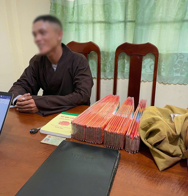 Mời l&agrave;m việc người đ&agrave;n &ocirc;ng giả thầy ch&ugrave;a đi b&aacute;n nhang, k&ecirc;u gọi từ thiện- Ảnh 2.