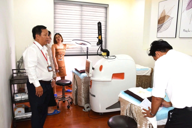 Hàng loạt cơ sở y tế bị xử phạt vì người hành nghề không đăng ký - Ảnh 1.