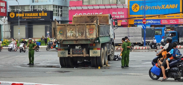 Xe ben cuốn người phụ nữ vào gầm, tử vong thương tâm Xe ben cuốn người phụ nữ vào gầm, tử vong thương tâm