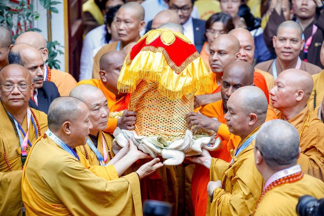 Quảng Ninh đón xá lợi Phật tại Yên Tử: Sự kiện văn hóa tâm linh đặc biệt - Ảnh 3. Quảng Ninh đón xá lợi Phật tại Yên Tử: Sự kiện văn hóa tâm linh đặc biệt - Ảnh 3.