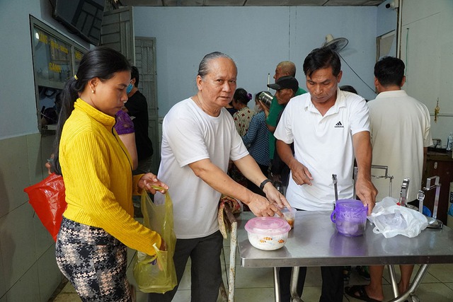 Chuyện tử tế: 18 năm nấu ăn giúp người ở bệnh viện ung bướu- Ảnh 2. Chuyện tử tế: 18 năm nấu ăn giúp người ở bệnh viện ung bướu- Ảnh 2.