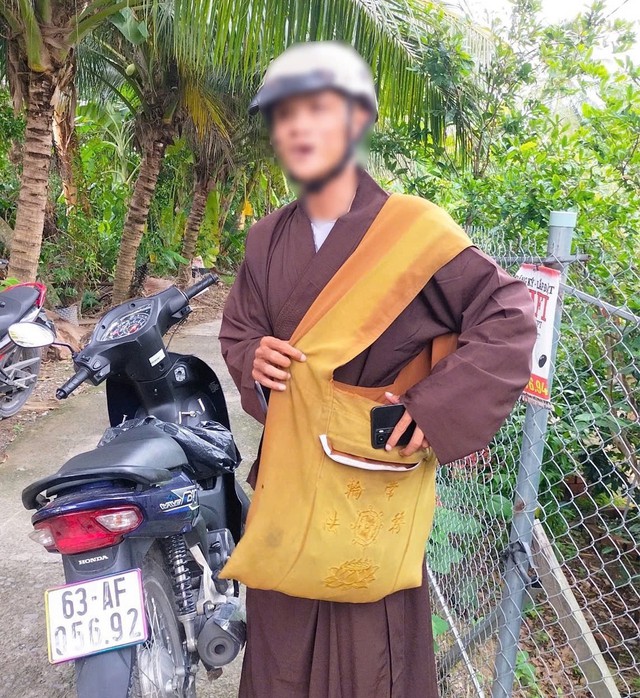 Mời l&agrave;m việc người đ&agrave;n &ocirc;ng giả thầy ch&ugrave;a đi b&aacute;n nhang, k&ecirc;u gọi từ thiện- Ảnh 1.