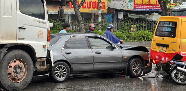 TP.HCM: Tài xế xe tải khai lý do gây tai nạn liên hoàn, 2 người tử vong- Ảnh 2. TP.HCM: Tài xế xe tải khai lý do gây tai nạn liên hoàn, 2 người tử vong- Ảnh 2.