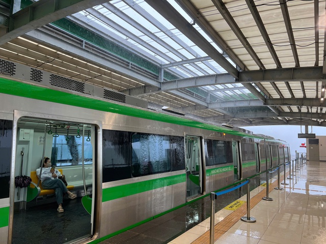 Sở Xây dựng đề nghị cho 'vá' khẩn cấp mái nhà ga tàu Cát Linh - Ảnh 1.