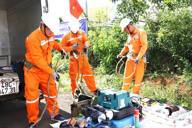 Điện lực Đắk Nông diễn tập ứng phó sự cố điện do thiên tai - Ảnh 2. Điện lực Đắk Nông diễn tập ứng phó sự cố điện do thiên tai - Ảnh 2.