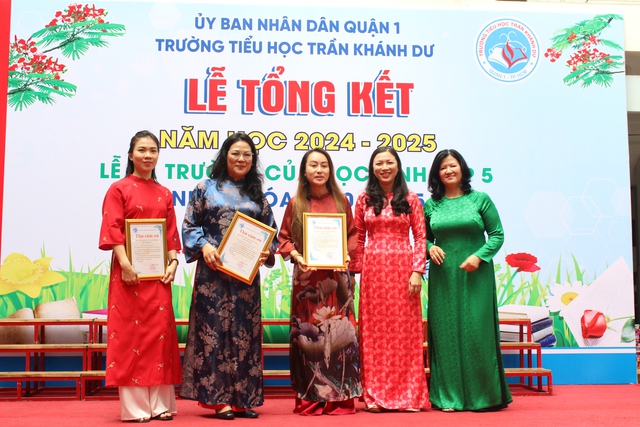 Lễ ra trường xúc động: Phụ huynh cảm ơn cô bảo mẫu, bác bảo vệ Lễ ra trường xúc động: Phụ huynh cảm ơn cô bảo mẫu, bác bảo vệ