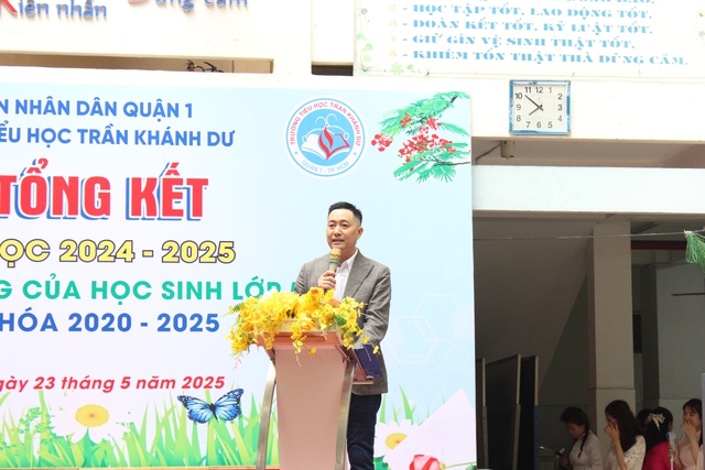 Lễ ra trường xúc động: Phụ huynh cảm ơn cô bảo mẫu, bảo bảo vệ - Ảnh 3.