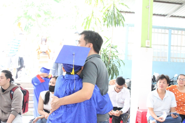 Lễ ra trường xúc động: Phụ huynh cảm ơn cô bảo mẫu, bảo bảo vệ - Ảnh 11.