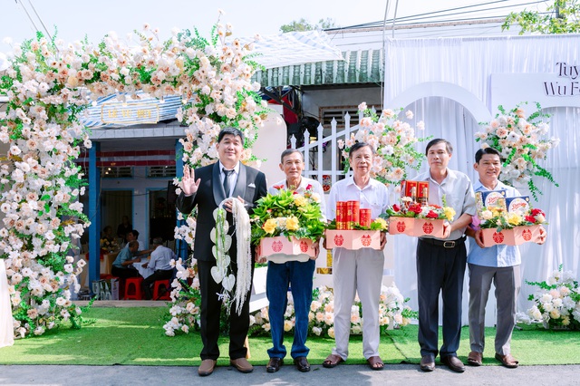 Đám cưới gây sốt vì dàn bê tráp đặc biệt, có người tóc đã bạc trắng - Ảnh 3. Đám cưới gây sốt vì dàn bê tráp đặc biệt, có người tóc đã bạc trắng - Ảnh 3.