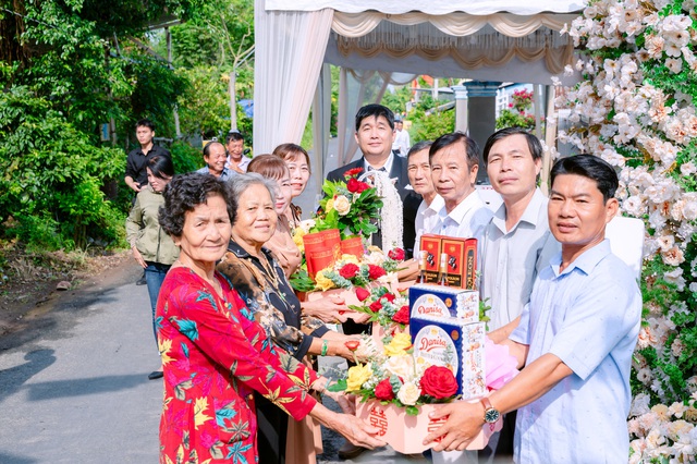 Đám cưới gây sốt vì dàn bê tráp đặc biệt, có người tóc đã bạc trắng - Ảnh 1. Đám cưới gây sốt vì dàn bê tráp đặc biệt, có người tóc đã bạc trắng - Ảnh 1.