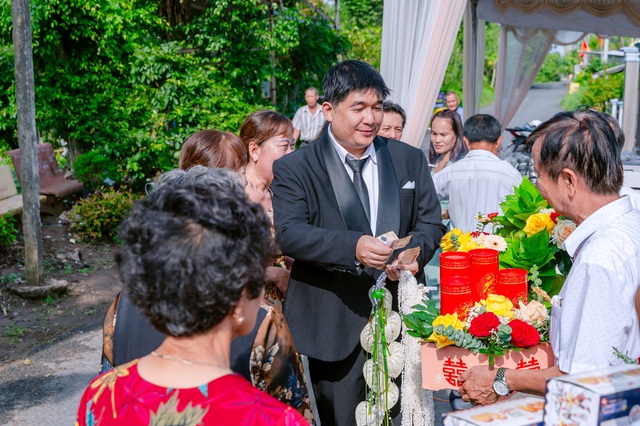Đám cưới gây sốt vì dàn bê tráp đặc biệt, có người tóc đã bạc trắng - Ảnh 4. Đám cưới gây sốt vì dàn bê tráp đặc biệt, có người tóc đã bạc trắng - Ảnh 4.