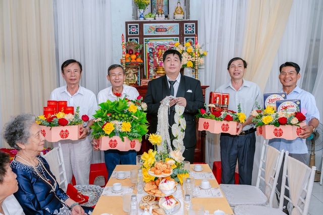 Đám cưới gây sốt vì dàn bê tráp đặc biệt, có người tóc đã bạc trắng - Ảnh 2. Đám cưới gây sốt vì dàn bê tráp đặc biệt, có người tóc đã bạc trắng - Ảnh 2.