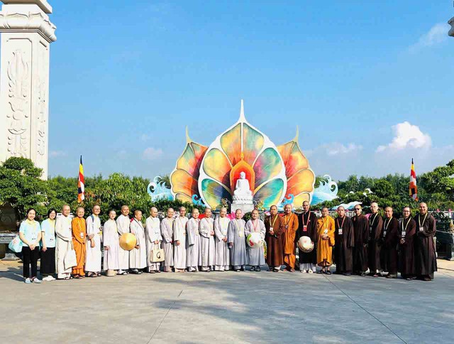 Bất ngờ sau chuyện sư cô, sư thầy dịch tiếng Anh như gió tại Vesak Bất ngờ sau chuyện sư cô, sư thầy dịch tiếng Anh như gió tại Vesak