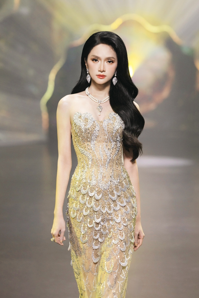 Những thiết kế dạ hội lộng lẫy, tinh xảo đậm dấu ấn nữ tính- Ảnh 8. Những thiết kế dạ hội lộng lẫy, tinh xảo đậm dấu ấn nữ tính- Ảnh 8.