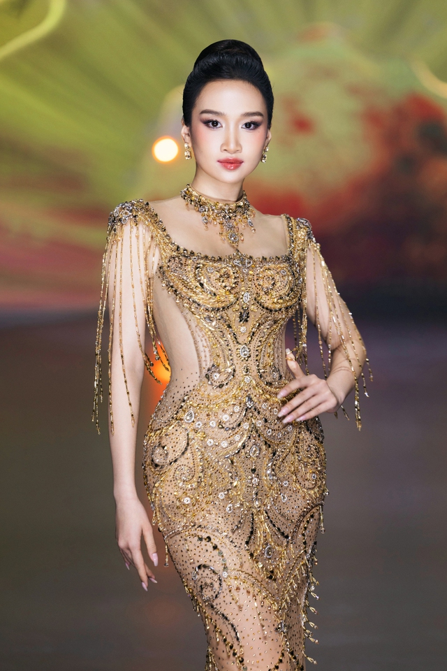 Những thiết kế dạ hội lộng lẫy, tinh xảo đậm dấu ấn nữ tính- Ảnh 5. Những thiết kế dạ hội lộng lẫy, tinh xảo đậm dấu ấn nữ tính- Ảnh 5.