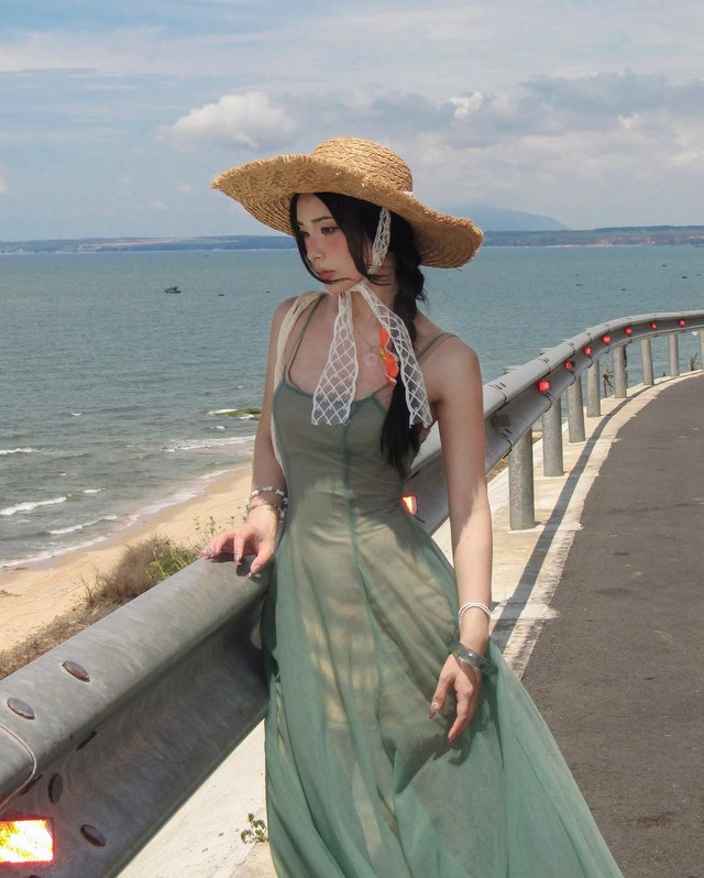 Chống nắng cực chất với mũ rộng vành- Ảnh 1. Chống nắng cực chất với mũ rộng vành- Ảnh 1.