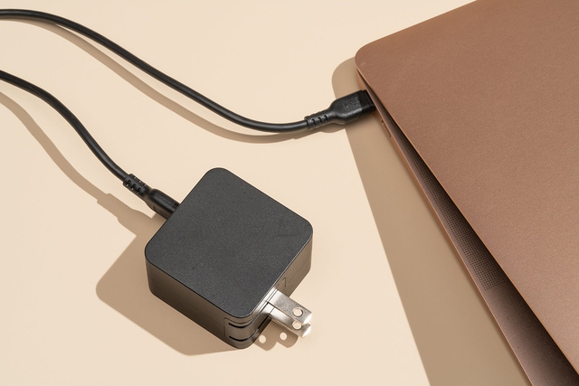 Sạc smartphone bằng bộ sạc USB-C của laptop liệu có an toàn? - Ảnh 1.