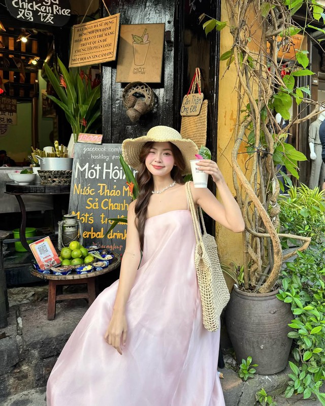 Chống nắng cực chất với mũ rộng vành- Ảnh 2. Chống nắng cực chất với mũ rộng vành- Ảnh 2.