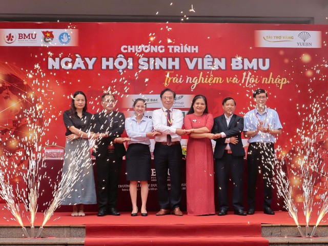 Giao lưu sinh viên Việt – Ấn tại Trường ĐH Y dược Buôn Ma Thuột Giao lưu sinh viên Việt – Ấn tại Trường ĐH Y dược Buôn Ma Thuột