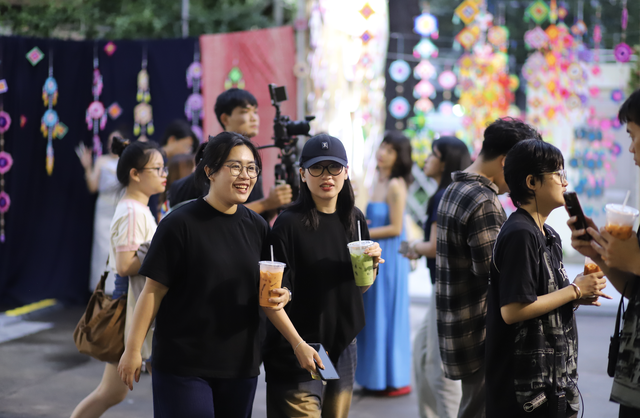Thai Festival 2025 trở lại, giới trẻ TP.HCM đổ xô ăn đồ Thái, săn hũ hút mũi - Ảnh 5.