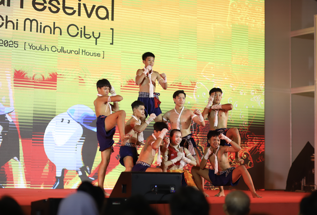 Thai Festival 2025 trở lại, giới trẻ TP.HCM đổ xô ăn đồ Thái, săn hũ hút mũi - Ảnh 9.
