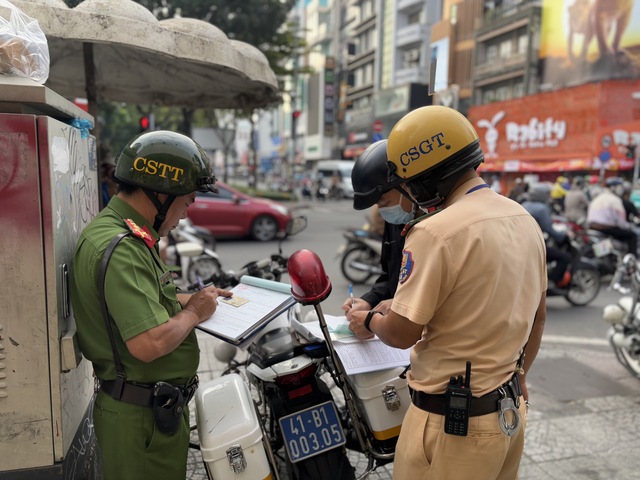 Không nộp phạt vi phạm giao thông có thể gây hậu quả nghiêm trọng cho người vi phạm - Ảnh 3. Không nộp phạt vi phạm giao thông có thể gây hậu quả nghiêm trọng cho người vi phạm - Ảnh 3.