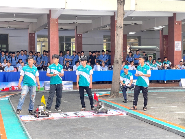 Nghẹt thở với cuộc đua ô tô mô hình, nhiều "chiến binh" bứt phá phút chót- Ảnh 2. Nghẹt thở với cuộc đua ô tô mô hình, nhiều "chiến binh" bứt phá phút chót- Ảnh 2.