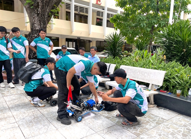 Nghẹt thở với cuộc đua ô tô mô hình, nhiều "chiến binh" bứt phá phút chót- Ảnh 7. Nghẹt thở với cuộc đua ô tô mô hình, nhiều "chiến binh" bứt phá phút chót- Ảnh 7.