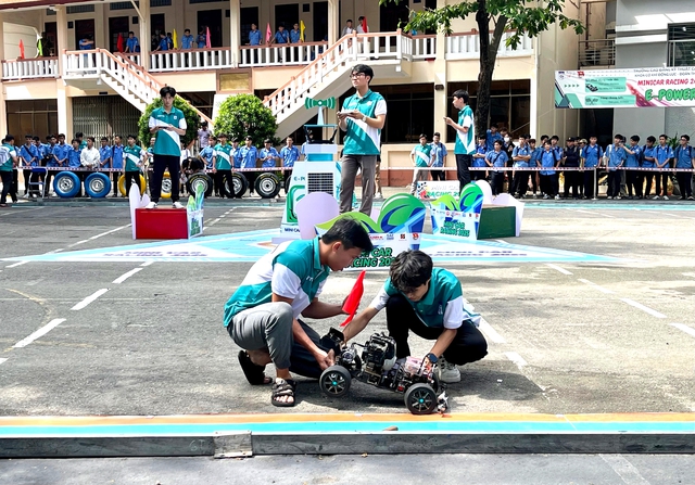 Nghẹt thở với cuộc đua ô tô mô hình, nhiều "chiến binh" bứt phá phút chót- Ảnh 5. Nghẹt thở với cuộc đua ô tô mô hình, nhiều "chiến binh" bứt phá phút chót- Ảnh 5.