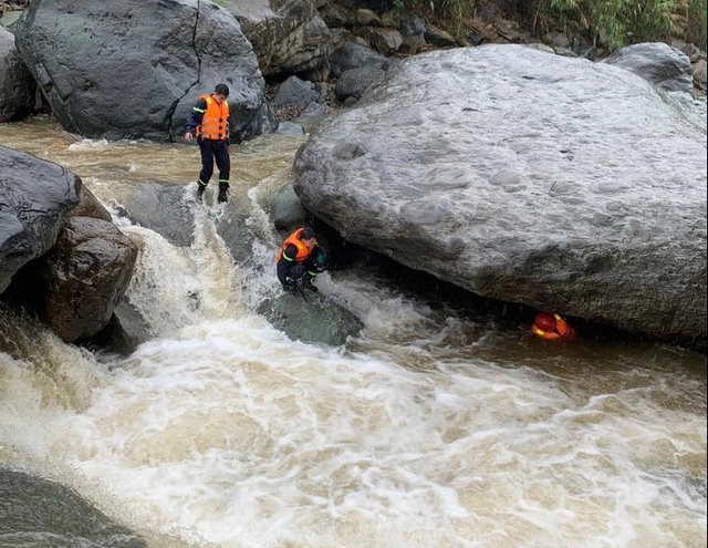 200 người đang tìm hai mẹ con bị lũ cuốn ở Sơn La 200 người đang tìm hai mẹ con bị lũ cuốn ở Sơn La