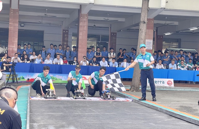 Nghẹt thở với cuộc đua ô tô mô hình, nhiều ‘chiến binh’ bứt phá phút chót Nghẹt thở với cuộc đua ô tô mô hình, nhiều ‘chiến binh’ bứt phá phút chót