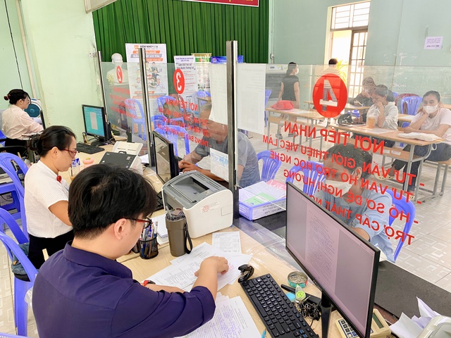 Bộ Nội vụ đề xuất nhiều điểm mới về bảo hiểm thất nghiệp - Ảnh 1.