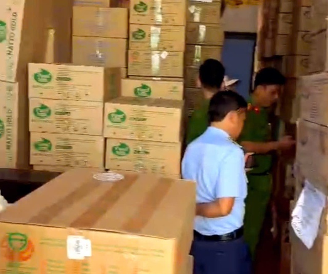 Long An: Phát hiện nhà kho chứa gần 12.000 lon sữa nghi hàng giả Long An: Phát hiện nhà kho chứa gần 12.000 lon sữa nghi hàng giả