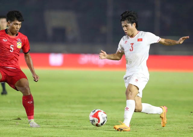 Đội tuyển Việt Nam: &Ocirc;ng Kim đau đầu với đ&ocirc;i c&aacute;nh lệch pha- Ảnh 2.