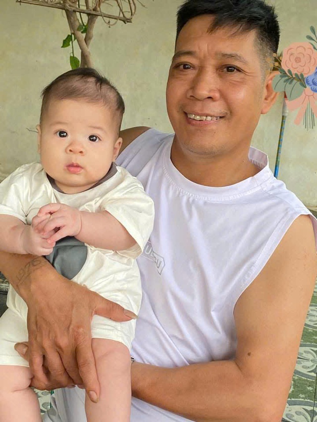 Một tay bế con, một tay bế cháu: Người đàn ông 50 tuổi khiến mạng 'dậy sóng' - Ảnh 3. Một tay bế con, một tay bế cháu: Người đàn ông 50 tuổi khiến mạng 'dậy sóng' - Ảnh 3.