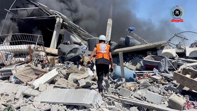 Gia đình bác sĩ tại Gaza mất 9 người con trong vụ không kích Gia đình bác sĩ tại Gaza mất 9 người con trong vụ không kích