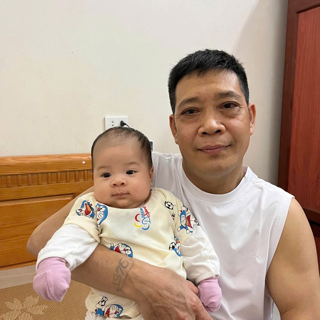 Một tay bế con, một tay bế cháu: Người đàn ông 50 tuổi khiến mạng 'dậy sóng' - Ảnh 2. Một tay bế con, một tay bế cháu: Người đàn ông 50 tuổi khiến mạng 'dậy sóng' - Ảnh 2.