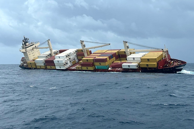 Tàu chở container chở hàng nguy hiểm bị lật ngoài khơi Ấn Độ Tàu chở container chở hàng nguy hiểm bị lật ngoài khơi Ấn Độ