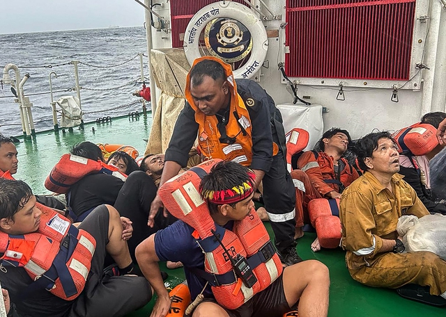 Tàu chở container chở hàng nguy hiểm bị lật ngoài khơi Ấn Độ - Ảnh 4.