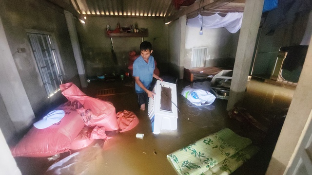 Lũ về bất thường, người d&acirc;n H&agrave; Tĩnh thiệt hại nặng- Ảnh 2.