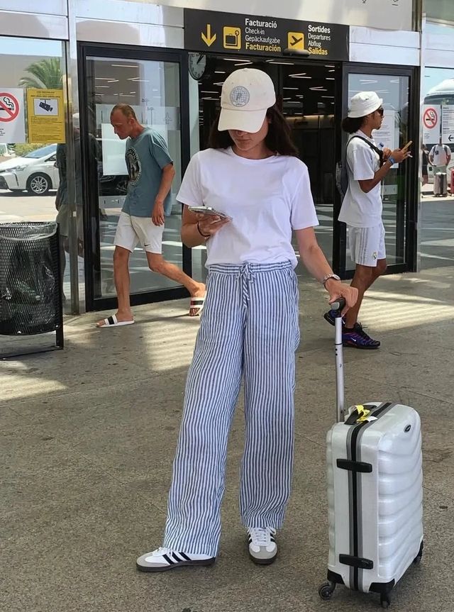 Quần dài pyjama kẻ sọc, xu hướng sống chậm và tươi mới của mùa hè  - Ảnh 3.