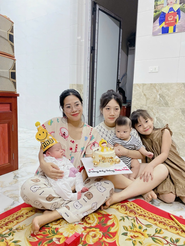 Một tay bế con, một tay bế cháu: Người đàn ông 50 tuổi khiến mạng 'dậy sóng' - Ảnh 4. Một tay bế con, một tay bế cháu: Người đàn ông 50 tuổi khiến mạng 'dậy sóng' - Ảnh 4.