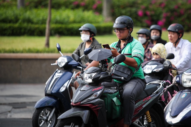 Đeo tai nghe để bản đồ chỉ đường khi đi xe máy có bị phạt? - Ảnh 1.